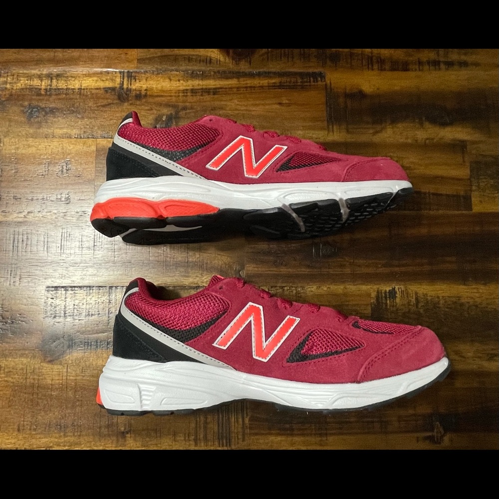 Boys New Balance Tennis Shoes Size 5.5